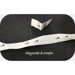 Etiquette De Vêtements Blanches " Taille 1 " Par 100 Pièces  A Coudre, Contexture Pour Confection.