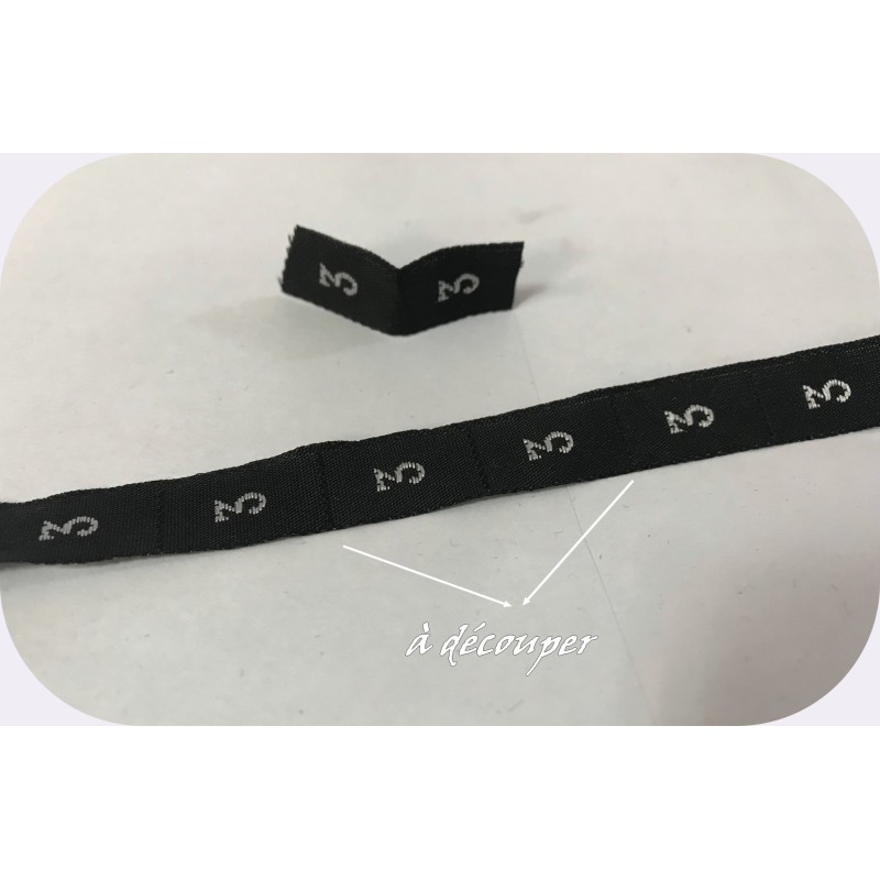 Etiquette De Vêtements Noir " Taille 3" Par 100 Pièces  A Coudre, Contexture Pour Confection.