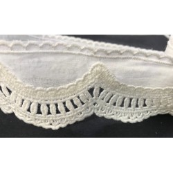 "Broderie anglaise en 5 cm Ecru : Décorez et personnalisez avec élégance à prix doux !"