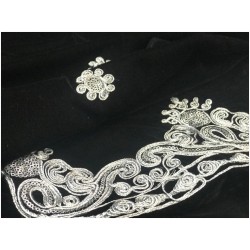 Tissu Velours noir Brodé en Fil Argent, Disponible au Mètre Couture : Raffinement Noir Étincelant