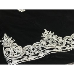 Tissu Velours noir Brodé en Fil Argent, Disponible au Mètre Couture : Raffinement Noir Étincelant