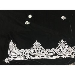 Tissu Velours noir Brodé en Fil Argent, Disponible au Mètre Couture : Raffinement Noir Étincelant