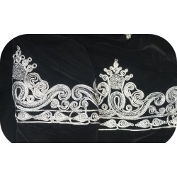 Tissu Velours noir Brodé en Fil Argent, Disponible au Mètre Couture : Raffinement Noir Étincelant