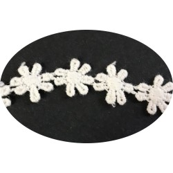 "Guipure Marguerite en Coton Blanche en 15 mm : Élégance florale au mètre"
