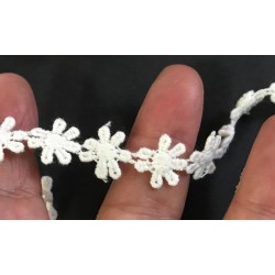 "Guipure Marguerite en Coton Blanche en 15 mm : Élégance florale au mètre"