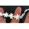 "Guipure Marguerite en Coton Blanche en 15 mm : Élégance florale au mètre"