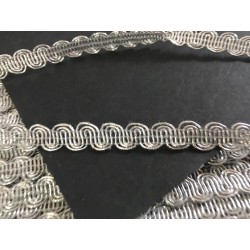 Ruban en 10 mm métallisé argenté ou doré pour une touche brillante et décorative"