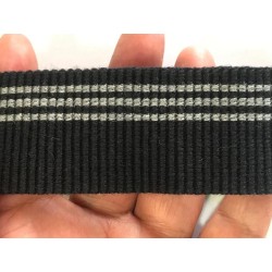 Elastique plat brodé noir 4 cm : Élégance et style avec ses trois rayures grises.