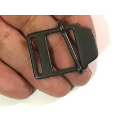 Boucle Coulissante en Métal Noir Mat : 2,5 cm d'Élégance Foncée"