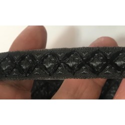 Ruban gros grain Gris de 15 mm orné de fil satin noir : l'accessoire parfait pour vos projets de couture.