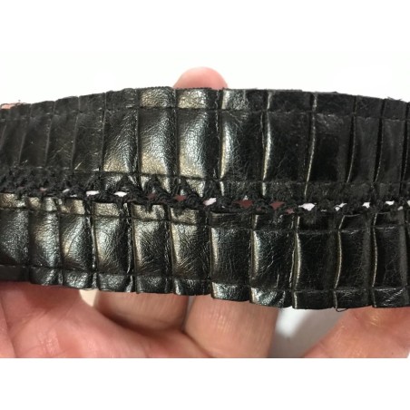 Ruban Simili Cuir en entre deux aspect drapé :  Élégante Bande en Simili Cuir Noir Brillant