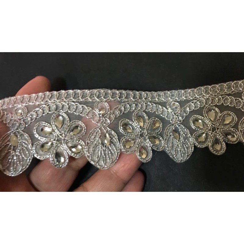 Ruban Brodé Argenté orné de strass Blanches Pour La Décorations Caftans Ceintures Et Customisations.