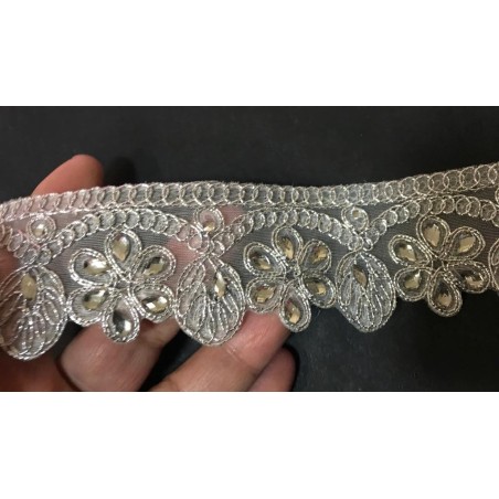 Ruban Brodé Argenté orné de strass Blanches Pour La Décorations Caftans Ceintures Et Customisations.