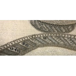 Ruban Brodé Argent orné de Sequins Aergent Pour Décorations Caftans Ceintures Et Customisations.