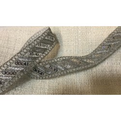 Ruban Brodé Argent orné de Sequins Aergent Pour Décorations Caftans Ceintures Et Customisations.