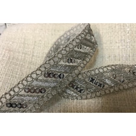 Ruban Brodé Argent orné de Sequins Aergent Pour Décorations Caftans Ceintures Et Customisations.