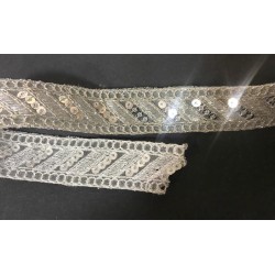 Ruban Brodé Argent orné de Sequins Aergent Pour Décorations Caftans Ceintures Et Customisations.