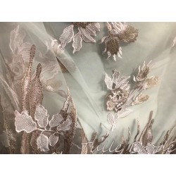 Tissu Dentelle Brodé Couture Rose Sur Tulle Résille Transparent Orné De Motifs Fleurs Rose et Beige Doré Or.