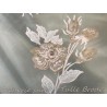 Tissu Brodé Couture Rose Sur Tulle Résille Blanc Orné De Motifs Fleurs Rose et Beige Doré Or.