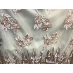Tissu Dentelle Brodé Couture Rose Sur Tulle Résille Transparent Orné De Motifs Fleurs Rose et Beige Doré Or.