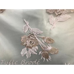 Tissu Dentelle Brodé Couture Rose Sur Tulle Résille Transparent Orné De Motifs Fleurs Rose et Beige Doré Or.