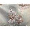 Tissu Dentelle Brodé Couture Rose Sur Tulle Résille Transparent Orné De Motifs Fleurs Rose et Beige Doré Or.