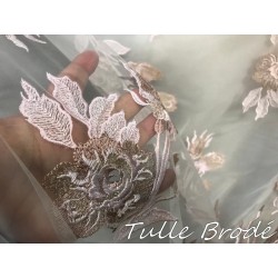 Tissu Dentelle Brodé Couture Rose Sur Tulle Résille Transparent Orné De Motifs Fleurs Rose et Beige Doré Or.