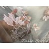 Tissu Dentelle Brodé Couture Rose Sur Tulle Résille Transparent Orné De Motifs Fleurs Rose et Beige Doré Or.