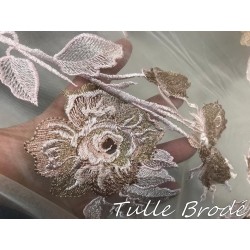 Tissu Dentelle Brodé Couture Rose Sur Tulle Résille Transparent Orné De Motifs Fleurs Rose et Beige Doré Or.