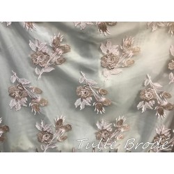Tissu Dentelle Brodé Couture Rose Sur Tulle Résille Transparent Orné De Motifs Fleurs Rose et Beige Doré Or.