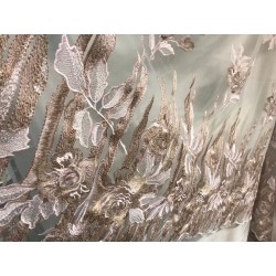 Tissu Dentelle Brodé Couture Rose Sur Tulle Résille Transparent Orné De Motifs Fleurs Rose et Beige Doré Or.