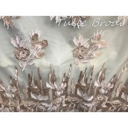 Tissu Dentelle Brodé Couture Rose Sur Tulle Résille Transparent Orné De Motifs Fleurs Rose et Beige Doré Or.