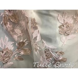 Tissu Dentelle Brodé Couture Rose Sur Tulle Résille Transparent Orné De Motifs Fleurs Rose et Beige Doré Or.