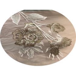 Tissu Dentelle Brodé Couture Rose Sur Tulle Résille Transparent Orné De Motifs Fleurs Rose et Beige Doré Or.