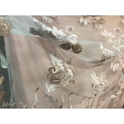 Tissu Dentelle Brodé Couture Rose Sur Tulle Résille Transparent Orné De Motifs Fleurs Rose et Beige Doré Or.