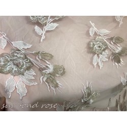Tissu Dentelle Brodé Couture Rose Sur Tulle Résille Transparent Orné De Motifs Fleurs Rose et Beige Doré Or.