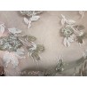Tissu Dentelle Brodé Couture Rose Sur Tulle Résille Transparent Orné De Motifs Fleurs Rose et Beige Doré Or.