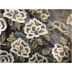 Dentelle Tissu Brodé Couture Sur Tulle Résille Marine Orné De Motifs Fleurs Blanches et Doré Or.