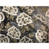 Dentelle Tissu Brodé Couture Sur Tulle Résille Marine Orné De Motifs Fleurs Blanches et Doré Or.