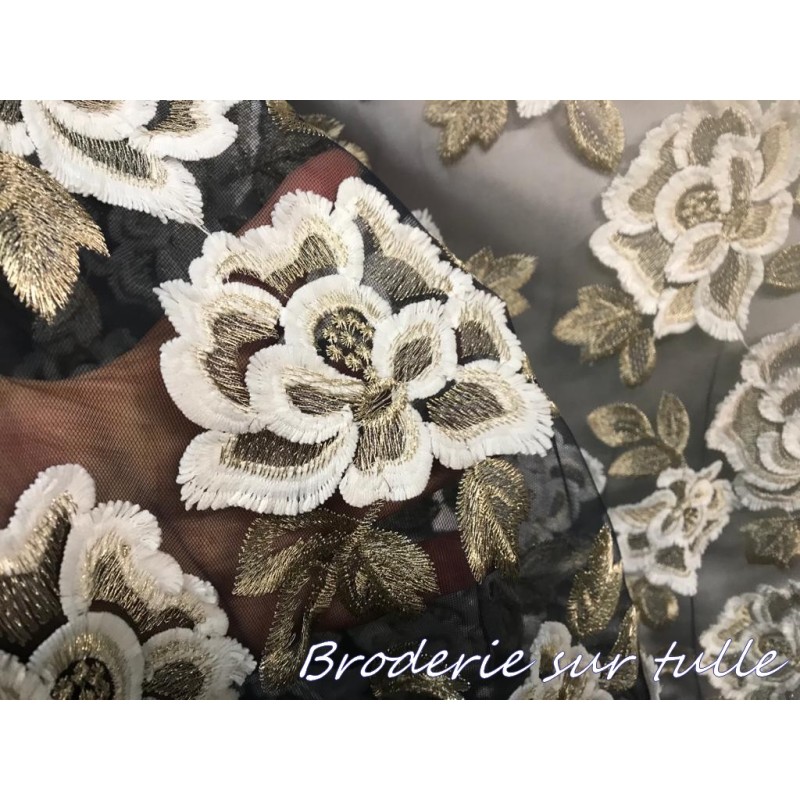Dentelle Tissu Brodé Couture Sur Tulle Résille Marine Orné De Motifs Fleurs Blanches et Doré Or.