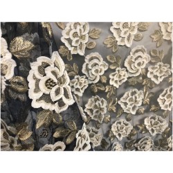 Tissu Brodé Couture Sur Tulle Résille Marine Orné De Motifs Fleurs Blanches et Doré Or.