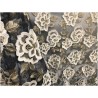 Tissu Brodé Couture Sur Tulle Résille Marine Orné De Motifs Fleurs Blanches et Doré Or.