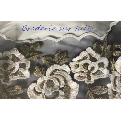 Dentelle Tissu Brodé Couture Sur Tulle Résille Marine Orné De Motifs Fleurs Blanches et Doré Or.