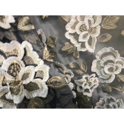 Dentelle Tissu Brodé Couture Sur Tulle Résille Marine Orné De Motifs Fleurs Blanches et Doré Or.