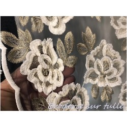 Dentelle Tissu Brodé Couture Sur Tulle Résille Marine Orné De Motifs Fleurs Blanches et Doré Or.