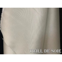 Twill de Soie Ivoire Haute Couture Au Mètre : L'essence du luxe et de la créativité.