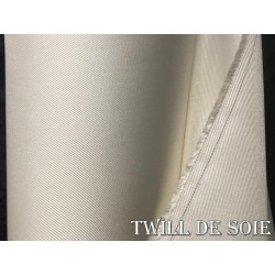 Twill de Soie Ivoire Haute Couture Au Mètre : L'essence du luxe et de la créativité.