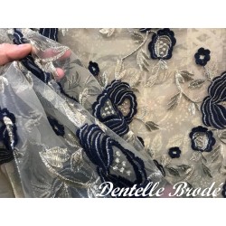 Dentelle Tissu Brodé Couture Sur Tulle Résille  Doré Or Orné De Motifs Fleurs Bleu Marine et Doré Or.