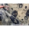 Dentelle Tissu Brodé Couture Sur Tulle Résille  Doré Or Orné De Motifs Fleurs Bleu Marine et Doré Or.