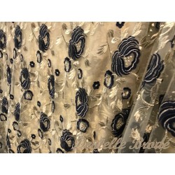 Dentelle Tissu Brodé Couture Sur Tulle Résille  Doré Or Orné De Motifs Fleurs Bleu Marine et Doré Or.